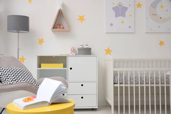 带婴儿床和装饰元素的时尚婴儿房内部 — 图库照片