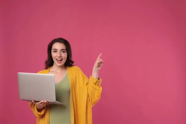 Mujer Joven Con Portátil Sobre Fondo Rosa Espacio Para Texto — Foto de Stock