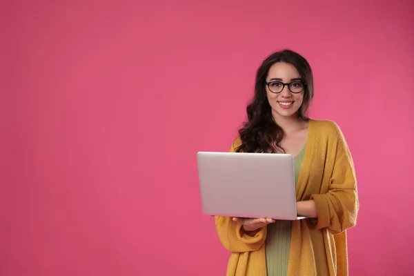 Giovane Donna Con Computer Portatile Sfondo Rosa Spazio Testo — Foto Stock