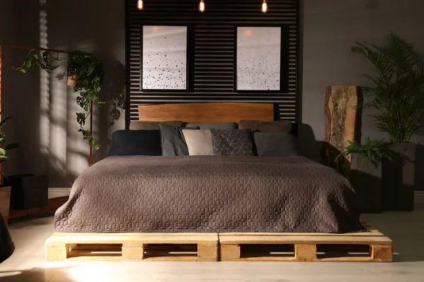 Comfortabele Slaapkamer Met Groene Planten Foto Aan Muur Interieur Ontwerp — Stockfoto