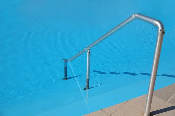 Moderní Bazén Stupňovým Žebříkem Letní Dovolená — Stock fotografie