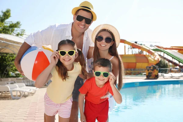 Feliz Familia Parque Acuático Vacaciones Verano — Foto de Stock