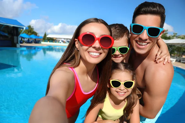 Glückliche Familie Beim Selfie Swimmingpool Sommerferien — Stockfoto