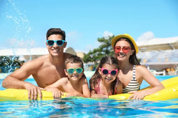Glückliche Familie Mit Aufblasbarer Matratze Schwimmbad Sommerferien — Stockfoto