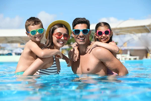 Yüzme Havuzunda Mutlu Bir Aile Yaz Tatili — Stok fotoğraf