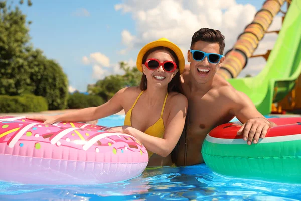 Glückliches Paar Mit Aufblasbaren Ringen Schwimmbad Sommerferien — Stockfoto