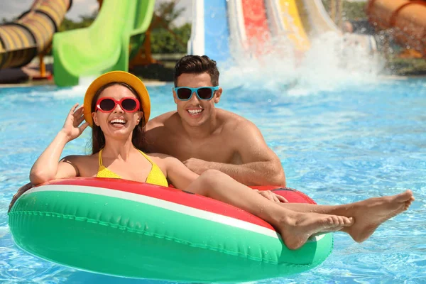 Glückliches Paar Mit Aufblasbarem Ring Wasserpark Sommerferien — Stockfoto