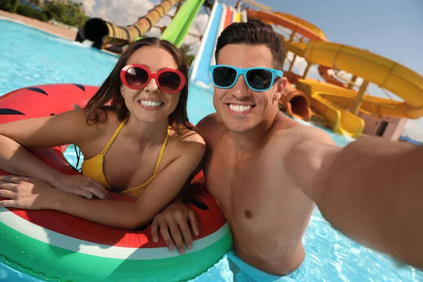 Glückliches Paar Beim Selfie Wasserpark Sommerferien — Stockfoto
