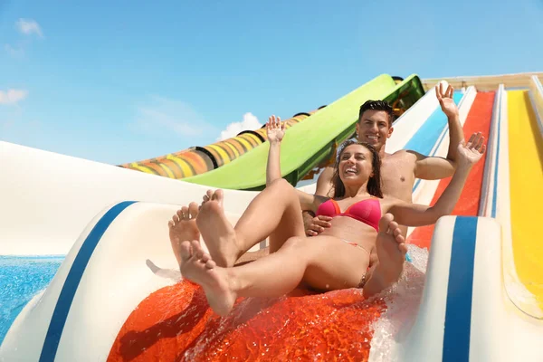 Pareja Feliz Tobogán Parque Acuático Vista Bajo Ángulo Vacaciones Verano — Foto de Stock