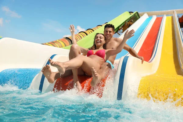 Pareja Feliz Tobogán Parque Acuático Vista Bajo Ángulo Vacaciones Verano — Foto de Stock