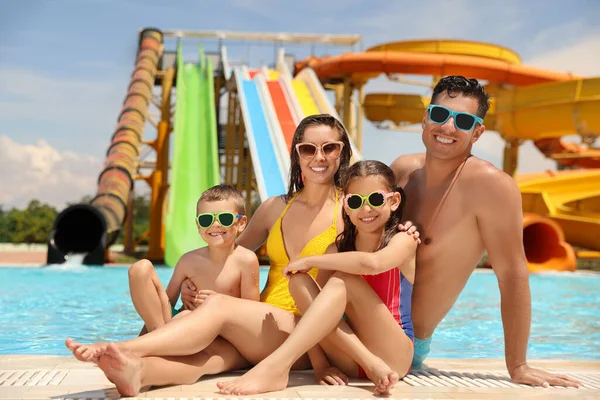 Famiglia Felice Parco Acquatico Vacanze Estive — Foto Stock