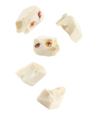 Beyaz arka planda lezzetli çikolata parçaları. 