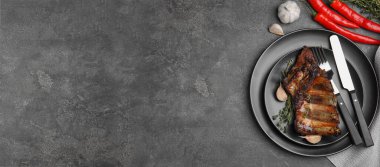 Gri masadaki lezzetli ızgara kaburgalarla düz kompozisyon, yazı için boşluk. Pankart tasarımı