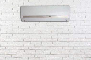 Beyaz tuğlalı duvardaki modern klima.