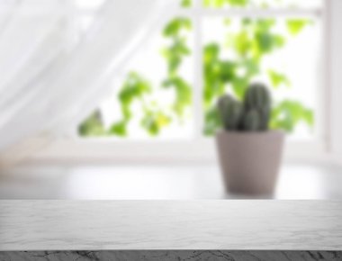 Boş gri taş yüzey ve modern pencerenin bulanık görünümü 