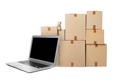Çevrimiçi satış. Dizüstü bilgisayar ve paketler beyaz arkaplanda
