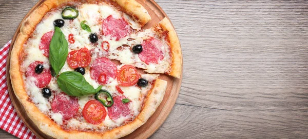 Vue Dessus Pizza Délicieuse Chaude Sur Table Bois Espace Pour — Photo