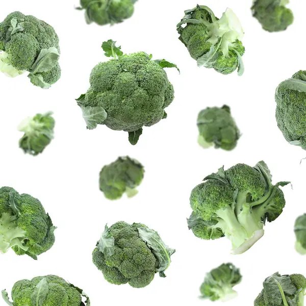 Set Van Verse Groene Broccoli Vallen Witte Achtergrond — Stockfoto