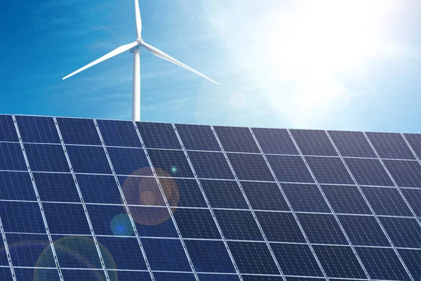 Zonnepanelen Windturbine Buiten Geïnstalleerd Alternatieve Energiebron — Stockfoto