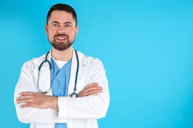 Mavi arkaplanda steteskobu olan olgun bir doktor, metin için boşluk