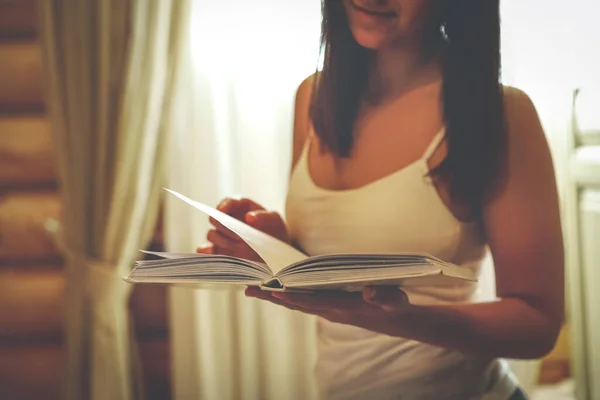 Jovem Mulher Ler Livro Casa Close — Fotografia de Stock