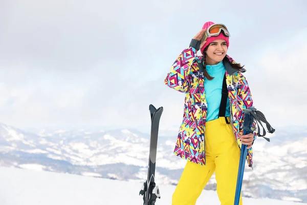 Joven Esquiador Con Ropa Deportiva Invierno Aire Libre —  Fotos de Stock