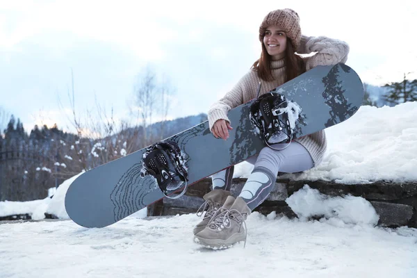 Joven Snowboarder Usando Ropa Deportiva Invierno Aire Libre —  Fotos de Stock