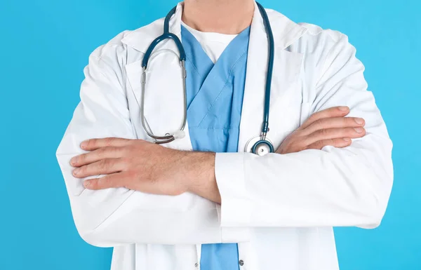Moden Læge Med Stetoskop Blå Baggrund Closeup - Stock-foto