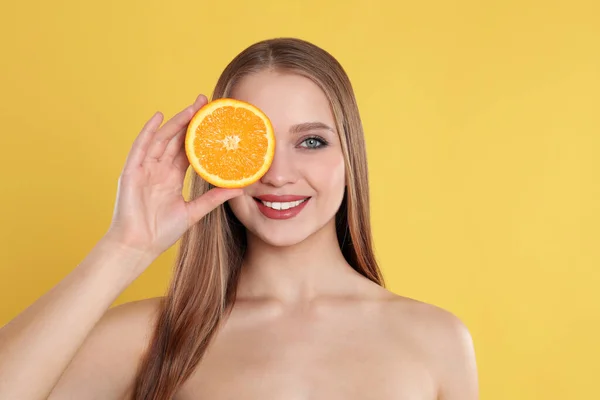 Jonge Vrouw Met Oranje Gesneden Gele Achtergrond Vitaminerijk Voedsel — Stockfoto