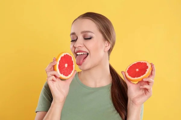 Junge Frau Mit Geschnittener Grapefruit Auf Gelbem Hintergrund Vitaminreiche Nahrung — Stockfoto