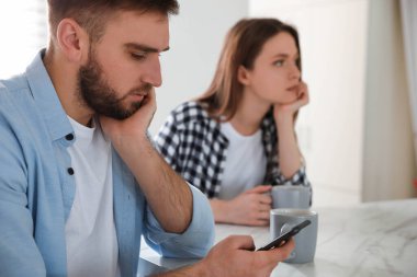 Genç bir adam akıllı telefonu kız arkadaşına tercih ediyor. İlişki sorunları