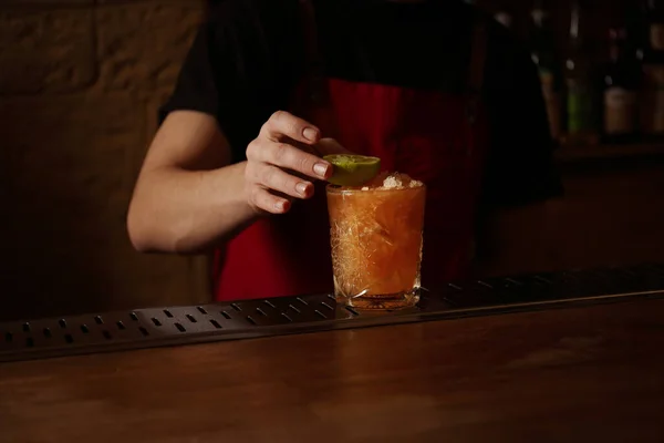 Bartender Dekorera Glas Färsk Alkoholhaltig Cocktail Vid Bardisken Närbild — Stockfoto