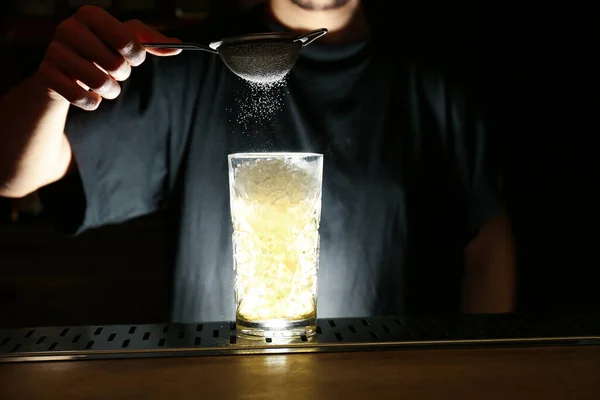 Barkeeper Dekoration Glas Mit Frischem Alkoholischen Cocktail Der Theke Nahaufnahme — Stockfoto