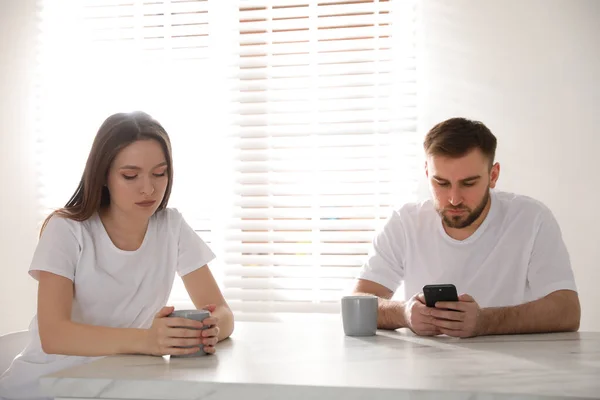 Unge Man Föredrar Smartphone Framför Sin Flickvän Hemma Relationsproblem — Stockfoto