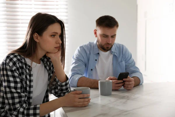 Jovem Prefere Smartphone Vez Sua Namorada Casa Problemas Relacionamento — Fotografia de Stock