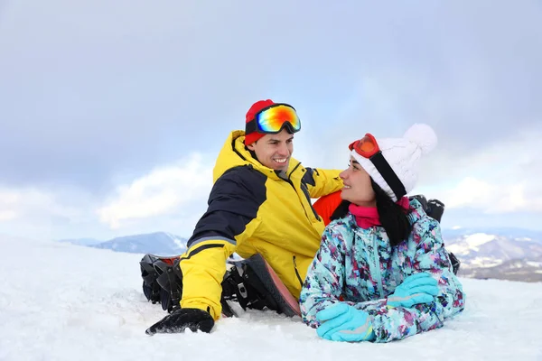 Casal Encantador Colina Nevada Férias Inverno — Fotografia de Stock