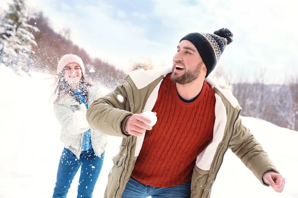 Dışarıda Kartopu Oynayan Mutlu Çift Kış Tatili — Stok fotoğraf