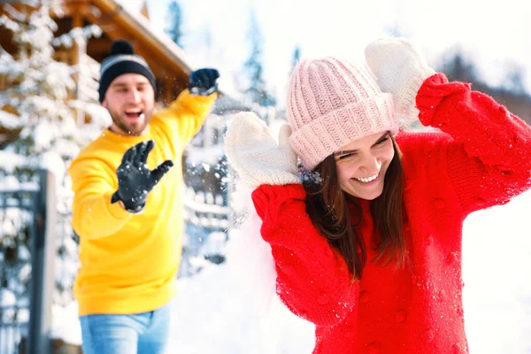 Dışarıda Kartopu Oynayan Mutlu Çift Kış Tatili — Stok fotoğraf
