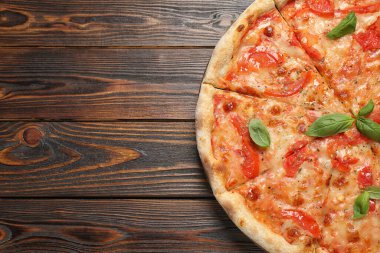 Lezzetli pizza Margherita, ahşap masa, üst manzara. Metin için boşluk