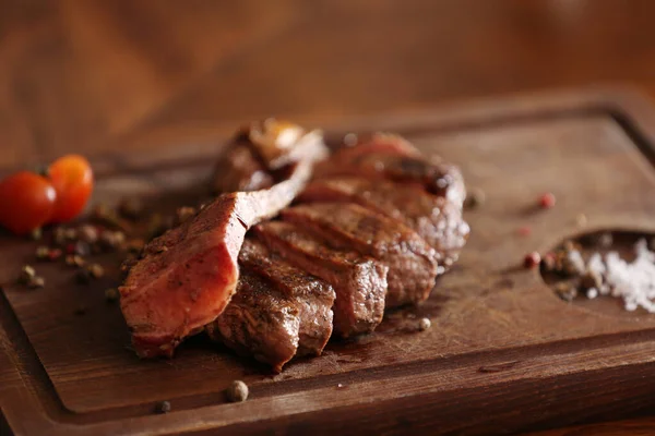 Carne Torrada Saborosa Servida Mesa Madeira Close Cozinhar Alimentos — Fotografia de Stock