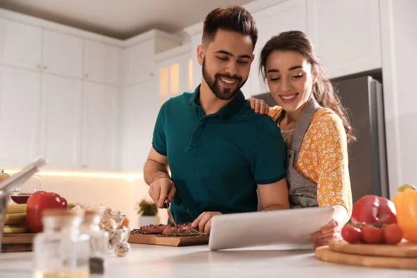 Szép Fiatal Pár Tabletta Főzés Együtt Konyhában — Stock Fotó