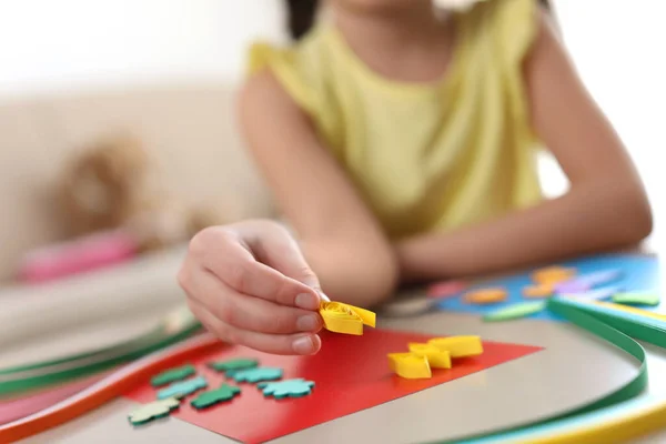 Meisje Quilleren Aan Tafel Binnen Close Creatieve Hobby — Stockfoto