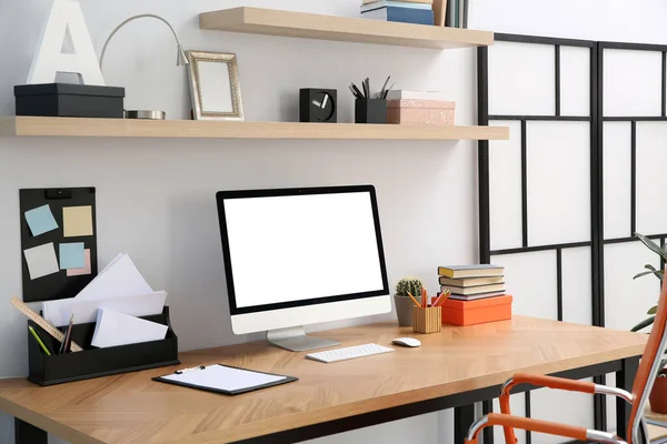 Ordenador Moderno Mesa Interior Oficina Lugar Trabajo Con Estilo —  Fotos de Stock