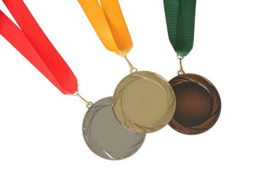 Beyaza izole edilmiş altın, gümüş ve bronz madalyalar. Tasarım için boşluk