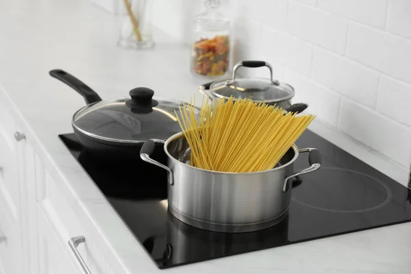 Pot Uncooked Pasta Frying Pan Stove Kitchen — Stock Photo, Image