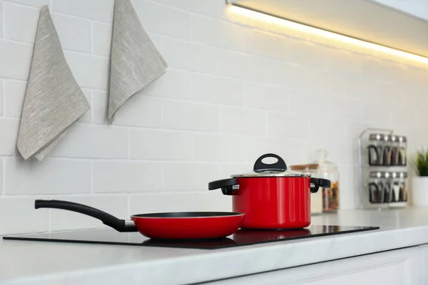 Panela Vermelha Frigideira Fogão Cozinha — Fotografia de Stock