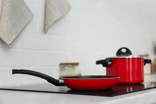 Poêle Rouge Poêle Sur Cuisinière Dans Cuisine — Photo