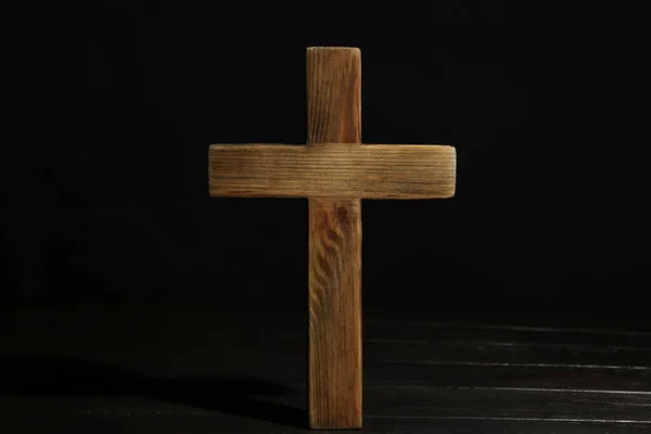 Cruz Cristã Mesa Madeira Contra Fundo Preto Conceito Religião — Fotografia de Stock