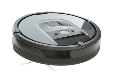 Modern robotik süpürge beyaza izole edilmiş.
