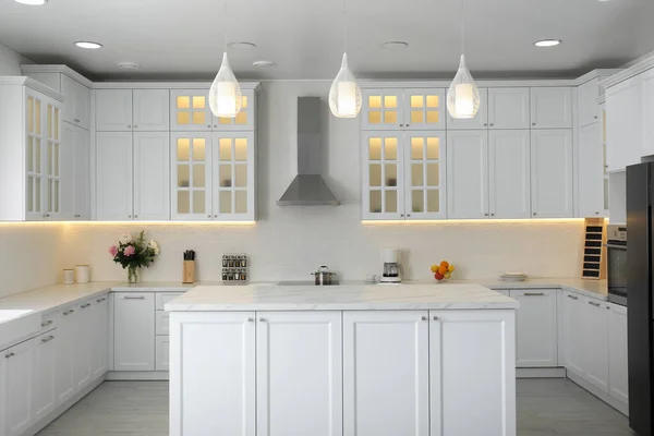 Interior Elegante Nova Cozinha Com Mobiliário Elegante — Fotografia de Stock